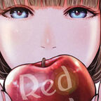 Mädchen mit blonden Haaren schaut verführerisch, roter Apfel