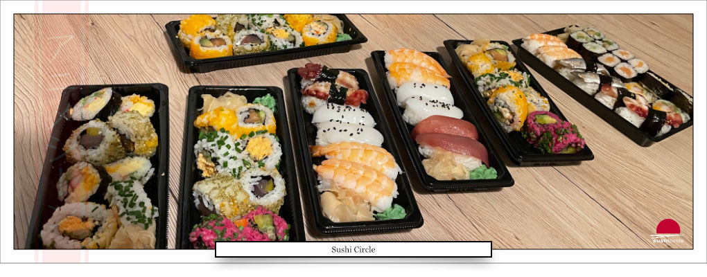 Sushi in schwarze Boxen auf einem Tisch