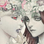 Alter gotischer Zeichenstil, zwei Mädchen mit einem Rosenkranz auf dem Kopf 