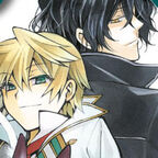 zwei Jungs lehnen Rücken an Rücken und Lächeln, einer hat blonde Haare der andere schwarze, weißer und schwarzer Mantel 