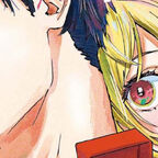 junger Mann mit Brille schau vorsichtig, junge Frau lächelt sehr freundlich 