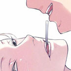 Zwei junge Männer, die Köpfe befinden sich übereinander, der eine knabbert an etwas, was der andere im Mund hat, Liebesbeweis