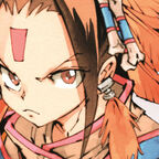 Junge mit orangen Haare rote Maske ernstem Blick und einem Viereck auf der Stirn 