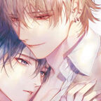 zwei junge Männer umarmen sich liebevoll