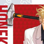 Junger Mann mit kurzen blonden Haaren weißer Anzug und Hammer 