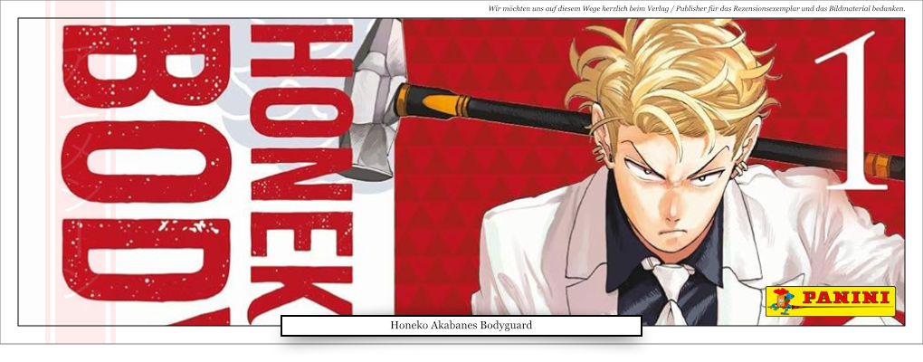 Junger Mann mit kurzen blonden Haaren weißer Anzug und Hammer 