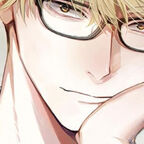 junger Mann mit Brille stützt seinen Kopf mit der linken Hand ab rotes Handy 