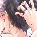 zwei Männer liegen sexuell verschlungen auf dem Bett 