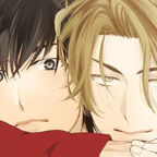 zwei junge Männer einer umarmt den anderen liebevoll von hinten roter Pullover 