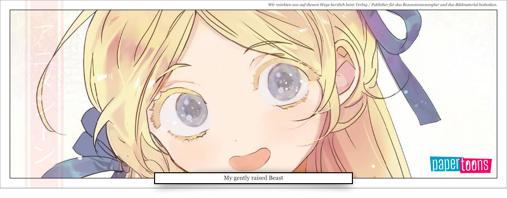 junges Mädchen mit blonden haaren lächelt schwarze Katze 