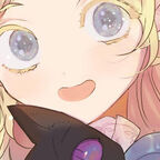 junges Mädchen mit blonden haaren lächelt schwarze Katze 