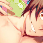 junger Mann nackter Oberkörper lächelt Teddybär