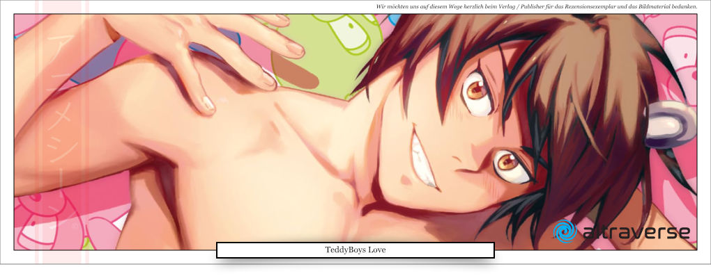 junger Mann nackter Oberkörper lächelt Teddybär