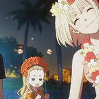 drei Mädchen Abends am Strand, eine Lächelt, die andere schaut verwundert und die dritte genervt