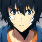 Junger Mann schaut ernst, Pflaster im Gesicht, kurze schwarze Haare