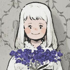 Junges Mädchen mit weißen Haaren und weißem Nachthemd, blauer Blumenstrauß