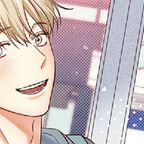 junger lächelnder Mann mit einem Pflaster im Gesicht un kurzen blonden Haaren