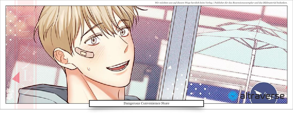 junger lächelnder Mann mit einem Pflaster im Gesicht un kurzen blonden Haaren