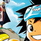 lächelndes Mädchen mit blauer Brill und kurzen schwarzen Haaren Booster, Blauer Himmel, Drohne 