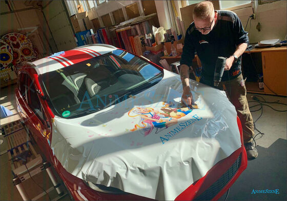 Bild des Prototypen von animeszene.de Es wird der Folierer beim Polieren gezeigt.