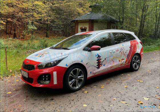 Bild des Prototypen von animeszene.de Es wird das Fahrzeug von vorne leicht links gezeigt, welches im Wald steht