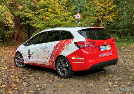 Bild des Prototypen von animeszene.de Es wird das Fahrzeug von hinten leicht links gezeigt, welches im Wald steht