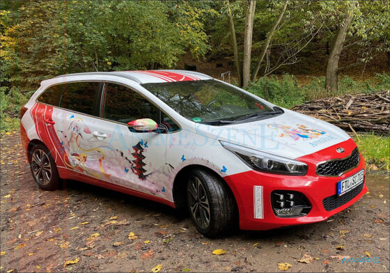 Bild des Prototypen von animeszene.de Es wird das Fahrzeug von vorne linke Beifahrerseite gezeigt, welches im Wald steht