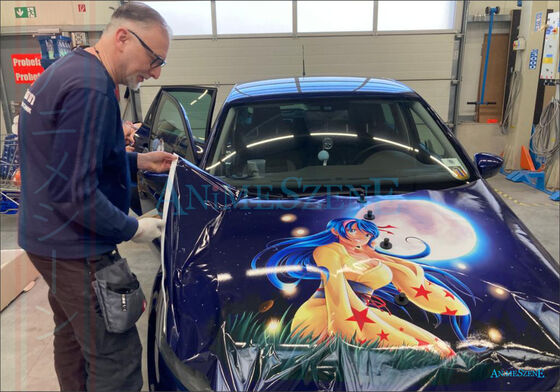 Bild vom Kundenauftrag Es wird der Folierer beim folieren gezeigt.