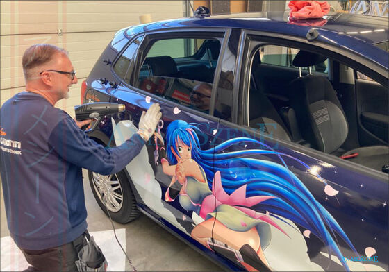 Bild vom Kundenauftrag Es wird der Folierer beim folieren gezeigt.