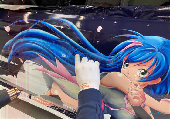 Bild vom Kundenauftrag Es wird der Folierer beim folieren gezeigt.