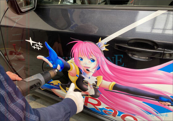 Bild vom Kundenauftrag Es wird der Folierer beim folieren gezeigt.