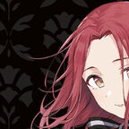 junges Mädchen streift sich mit der linken Hand durch die langen roten Haare und lächelt