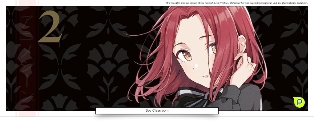 junges Mädchen streift sich mit der linken Hand durch die langen roten Haare und lächelt