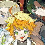 drei Jungs Kinder in einem alten Haus wo viele Bilder hängen