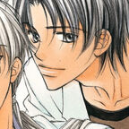 Zwei junge Männer im Labor, der eine lächelt den anderen an, während der andere genervt ist