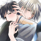 Zwei Männer halten sich zärtlich in den Armen. 