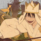 Schüler, junger Mann kämpferisch in weißer Robe mit Krone 