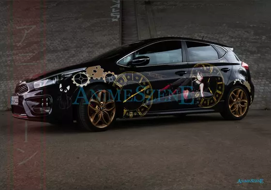 schwarzes Auto mit einer Lolitafigur, gelbe Uhren und einer Katze