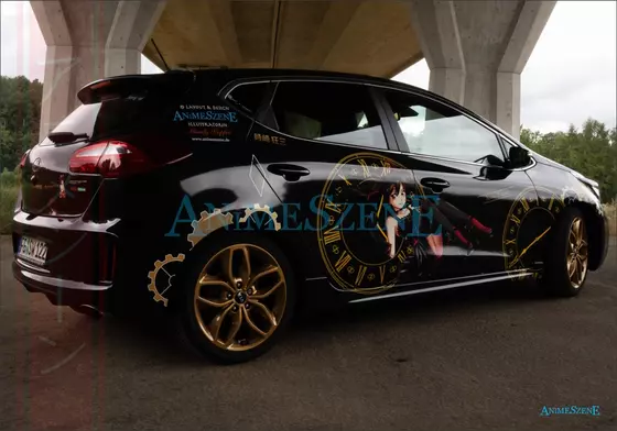 schwarzes Auto mit einer Lolitafigur, gelbe Uhren und einer Katze