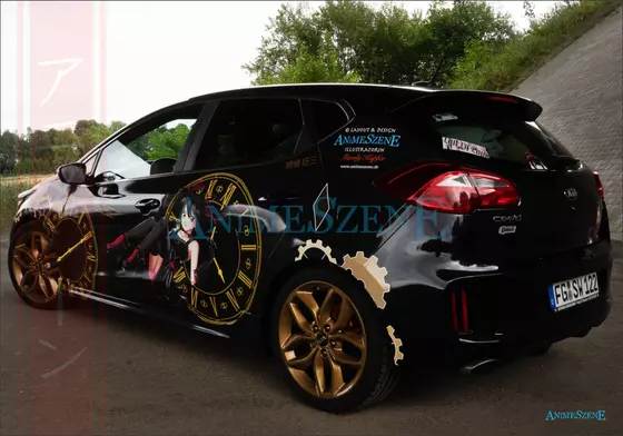 schwarzes Auto mit einer Lolitafigur, gelbe Uhren und einer Katze