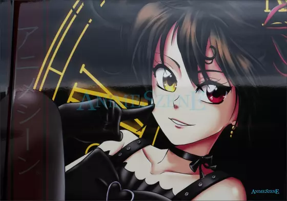 schwarzes Auto mit einer Lolitafigur, gelbe Uhren und einer Katze