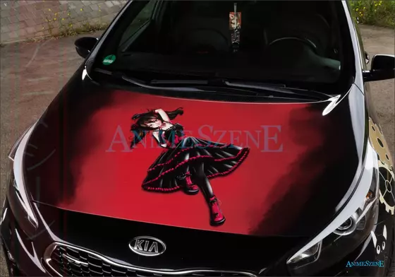 schwarzes Auto mit einer Lolitafigur, gelbe Uhren und einer Katze