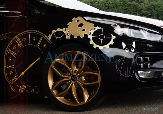 schwarzes Auto mit einer Lolitafigur, gelbe Uhren und einer Katze