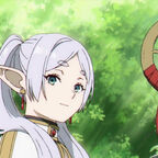 Zauberin mit lange weißen Haaren und einem Zauberstab im Wald. Sie lächelt freundlich. 