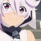 Junge winkt mit der Hand steht auf einer Bühne 