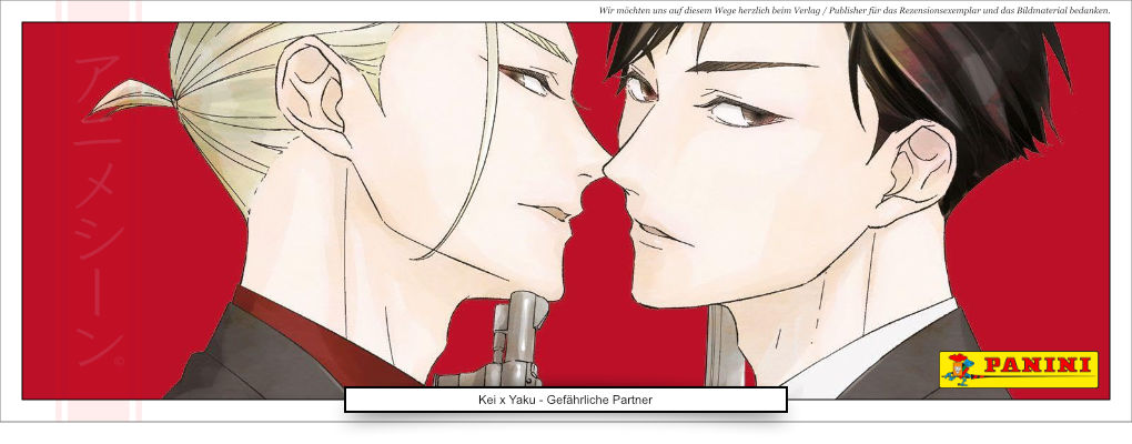 Zwei junge Männer halten einander eine Waffe ins Gesicht, eine. Revolver und ein Samuraischwert.