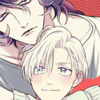 Zwei junge Männer. Einer schaut traurig und besitzergreifend. Der andere schaut freundlich und lächelt. 