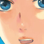 Das Gesicht einer jungen Frau, mit schönen blauen Augen. Sie steht am blauen Meer. 