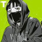 Zwei Mädchen sitzen Rücken an Rücken, eine ist vermummt und die andere sieht normal aus. Blonde, gelockte Haare.