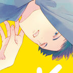 Junger Mann im blauen Hemd beugt sich über einen anderen jungen Mann und schaut verführerisch 